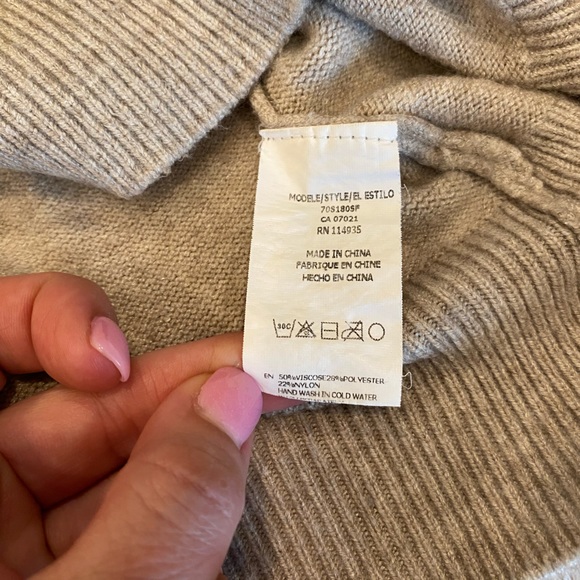 R D Style sweater with black thread detail - Picture 7 of 8